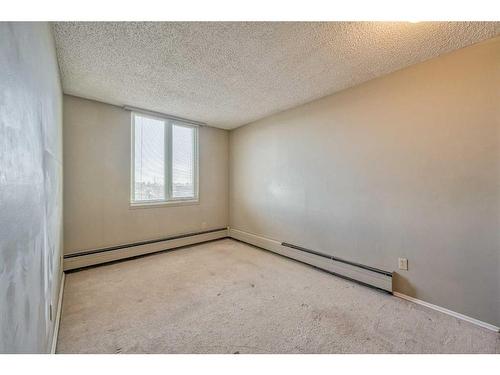 908-4944 Dalton Drive Nw, Calgary, AB - Indoor Photo Showing Other Room