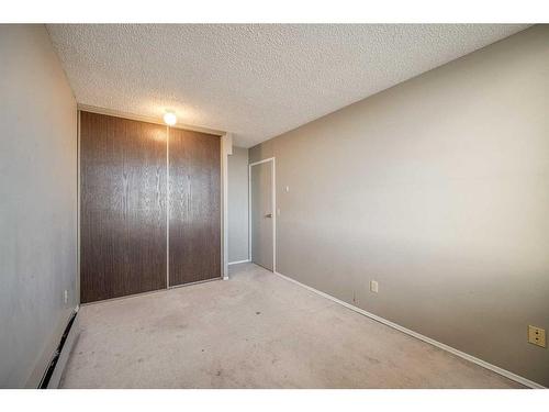 908-4944 Dalton Drive Nw, Calgary, AB - Indoor Photo Showing Other Room