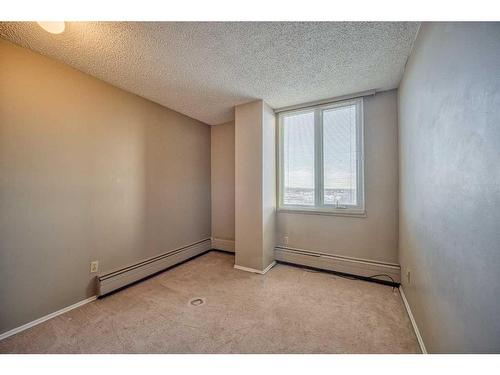 908-4944 Dalton Drive Nw, Calgary, AB - Indoor Photo Showing Other Room