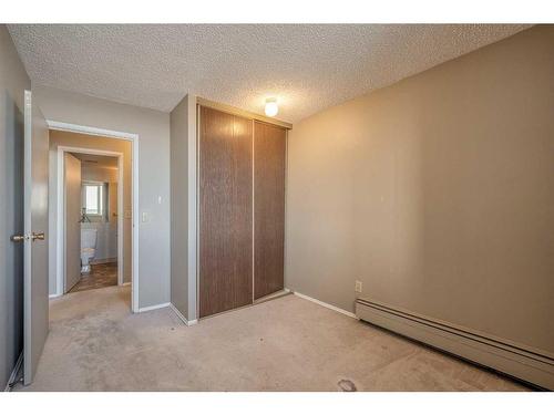 908-4944 Dalton Drive Nw, Calgary, AB - Indoor Photo Showing Other Room