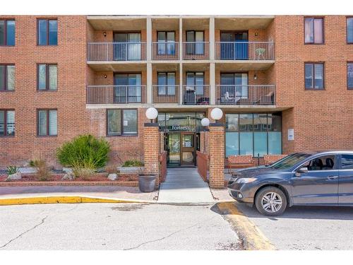 908-4944 Dalton Drive Nw, Calgary, AB - Outdoor With Balcony With Facade