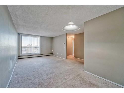 908-4944 Dalton Drive Nw, Calgary, AB - Indoor Photo Showing Other Room