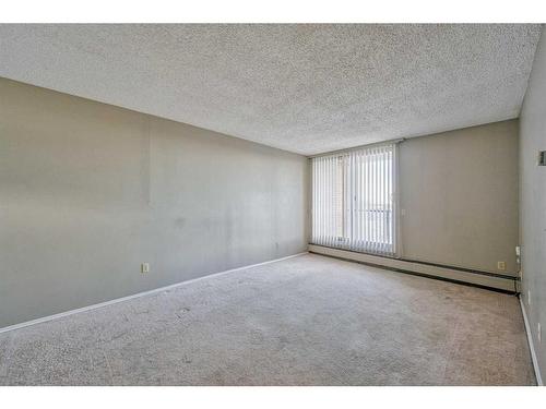 908-4944 Dalton Drive Nw, Calgary, AB - Indoor Photo Showing Other Room