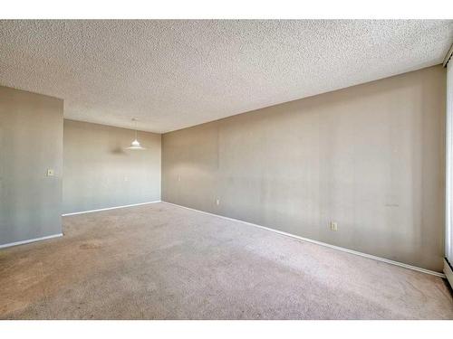 908-4944 Dalton Drive Nw, Calgary, AB - Indoor Photo Showing Other Room