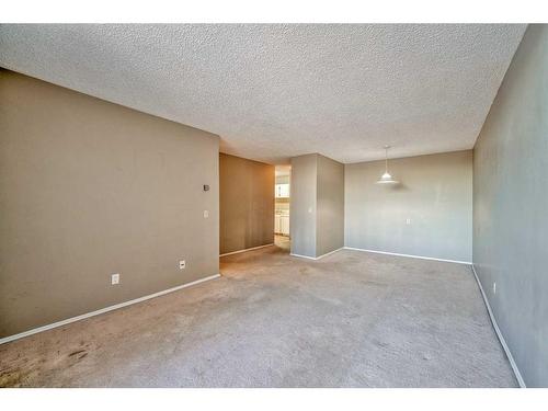 908-4944 Dalton Drive Nw, Calgary, AB - Indoor Photo Showing Other Room