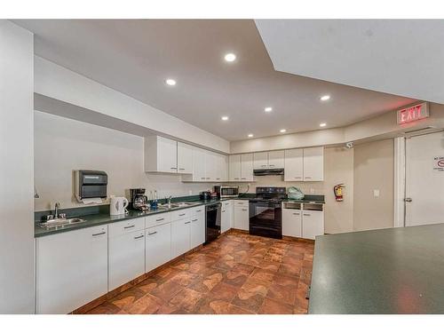 2513-2513 Edenwold Heights Nw, Calgary, AB - Indoor Photo Showing Kitchen