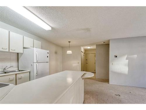 2513-2513 Edenwold Heights Nw, Calgary, AB - Indoor Photo Showing Kitchen With Double Sink