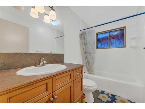 4831 40 Avenue Sw, Calgary, AB - Indoor Photo Showing Bathroom