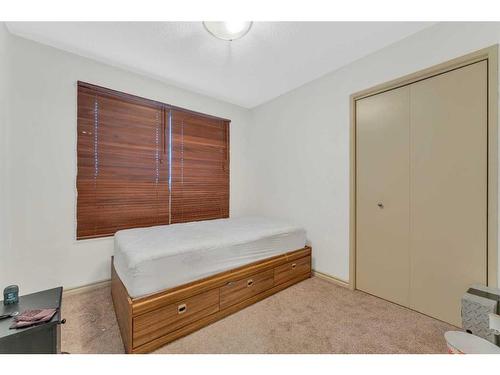 4831 40 Avenue Sw, Calgary, AB - Indoor Photo Showing Bedroom