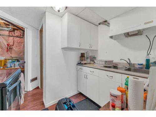 4831 40 Avenue Sw, Calgary, AB - Indoor Photo Showing Kitchen