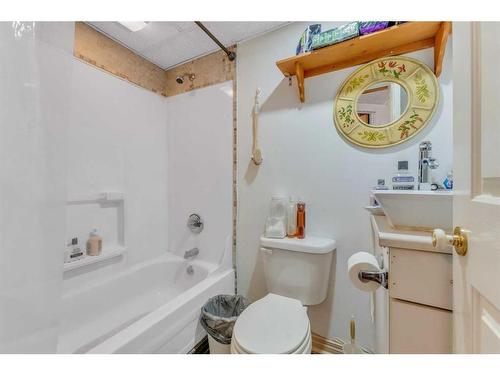 4831 40 Avenue Sw, Calgary, AB - Indoor Photo Showing Bathroom