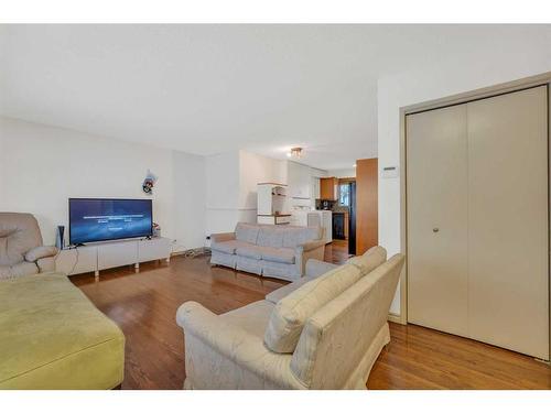 4831 40 Avenue Sw, Calgary, AB - Indoor Photo Showing Living Room