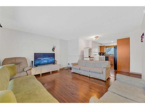 4831 40 Avenue Sw, Calgary, AB - Indoor Photo Showing Living Room