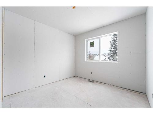 4814 70 Street Nw, Calgary, AB - Indoor Photo Showing Other Room