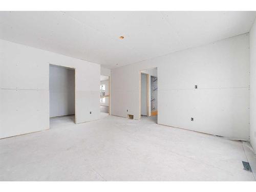 4814 70 Street Nw, Calgary, AB - Indoor Photo Showing Other Room