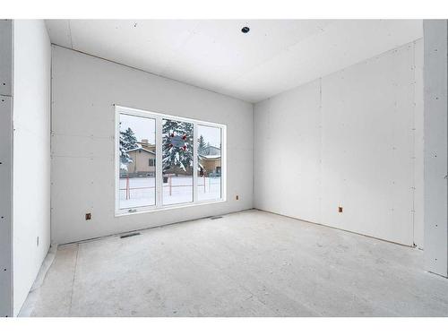 4814 70 Street Nw, Calgary, AB - Indoor Photo Showing Other Room