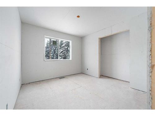 4814 70 Street Nw, Calgary, AB - Indoor Photo Showing Other Room