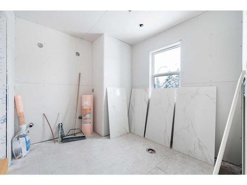 4814 70 Street Nw, Calgary, AB - Indoor Photo Showing Other Room