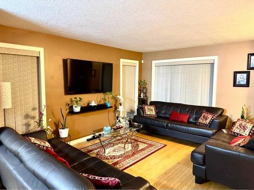 234 Saddlebrook Way Ne, Calgary, AB - Indoor Photo Showing Living Room