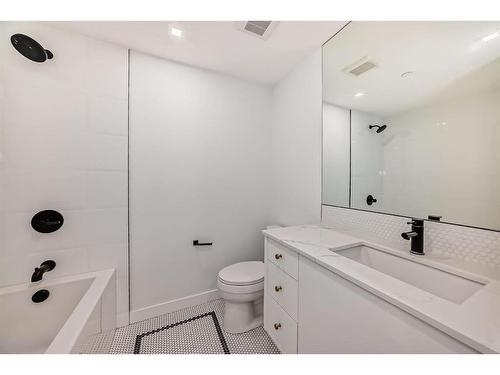 114-8445 Broadcast Avenue Sw, Calgary, AB - Indoor Photo Showing Bathroom