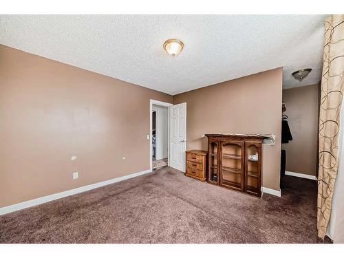 5555 5 Avenue Se, Calgary, AB - Indoor Photo Showing Other Room