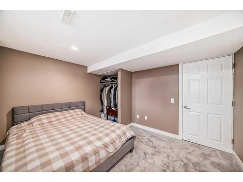 5555 5 Avenue Se, Calgary, AB - Indoor Photo Showing Bedroom