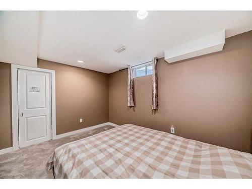 5555 5 Avenue Se, Calgary, AB - Indoor Photo Showing Bedroom