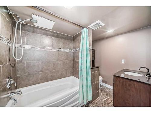 5555 5 Avenue Se, Calgary, AB - Indoor Photo Showing Bathroom