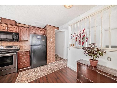 5555 5 Avenue Se, Calgary, AB - Indoor Photo Showing Kitchen