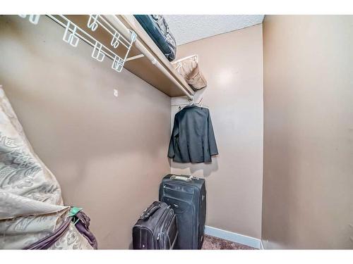 5555 5 Avenue Se, Calgary, AB - Indoor Photo Showing Other Room