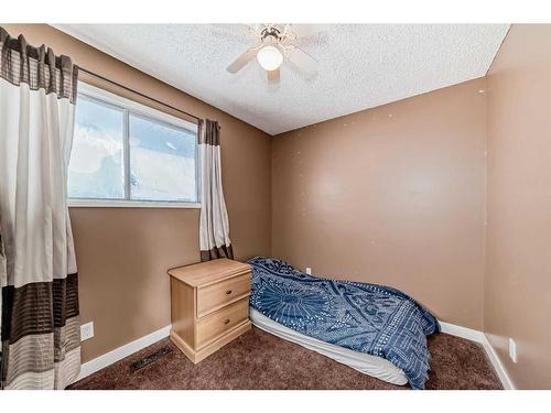 5555 5 Avenue Se, Calgary, AB - Indoor Photo Showing Bedroom