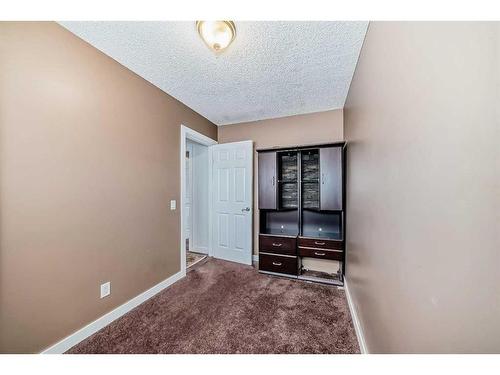 5555 5 Avenue Se, Calgary, AB - Indoor Photo Showing Other Room