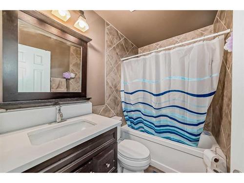 5555 5 Avenue Se, Calgary, AB - Indoor Photo Showing Bathroom