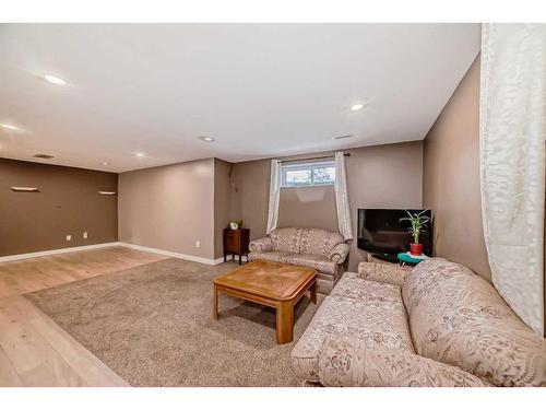 5555 5 Avenue Se, Calgary, AB - Indoor Photo Showing Other Room