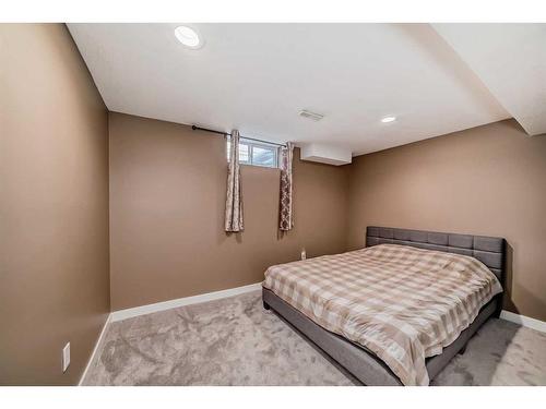 5555 5 Avenue Se, Calgary, AB - Indoor Photo Showing Bedroom