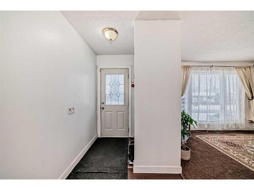 5555 5 Avenue Se, Calgary, AB - Indoor Photo Showing Other Room