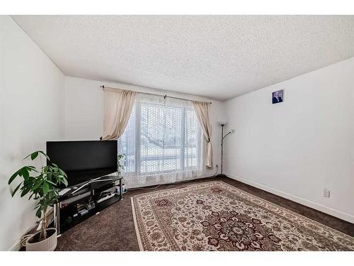 5555 5 Avenue Se, Calgary, AB - Indoor Photo Showing Other Room