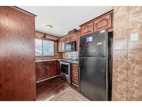 5555 5 Avenue Se, Calgary, AB - Indoor Photo Showing Kitchen