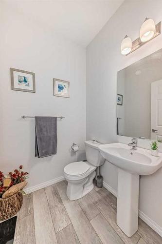 144 Lucas Street Nw, Calgary, AB - Indoor Photo Showing Bathroom