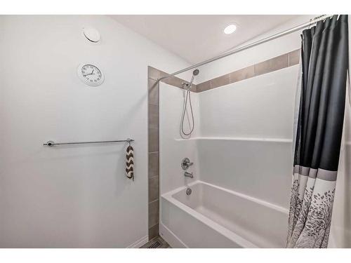 144 Lucas Street Nw, Calgary, AB - Indoor Photo Showing Bathroom