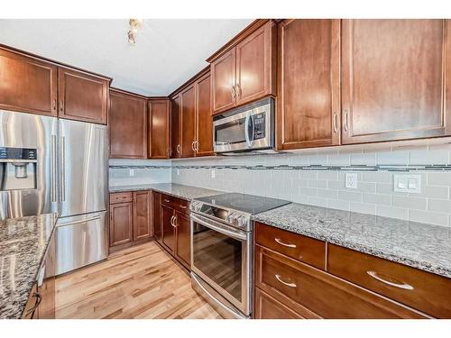 183 Hillcrest Circle Sw, Airdrie, AB - Indoor Photo Showing Kitchen