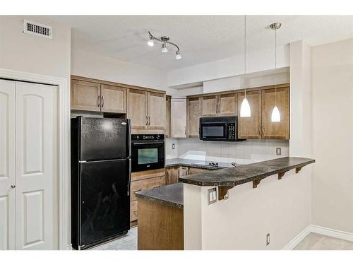 453-26 Val Gardena View Sw, Calgary, AB - Indoor Photo Showing Kitchen