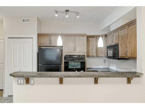 453-26 Val Gardena View Sw, Calgary, AB - Indoor Photo Showing Kitchen