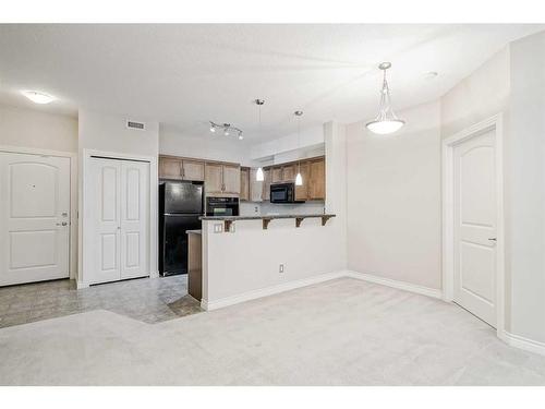 453-26 Val Gardena View Sw, Calgary, AB - Indoor Photo Showing Kitchen