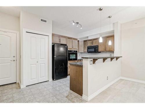 453-26 Val Gardena View Sw, Calgary, AB - Indoor Photo Showing Kitchen