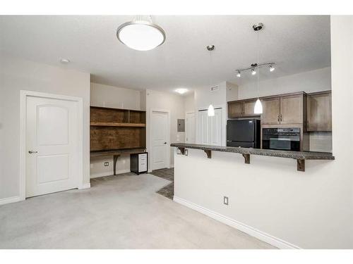 453-26 Val Gardena View Sw, Calgary, AB - Indoor Photo Showing Kitchen