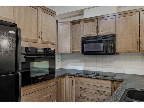 453-26 Val Gardena View Sw, Calgary, AB - Indoor Photo Showing Kitchen