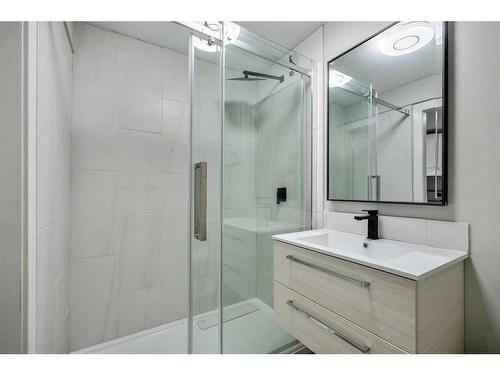 1003 Cameron Avenue Sw, Calgary, AB - Indoor Photo Showing Bathroom