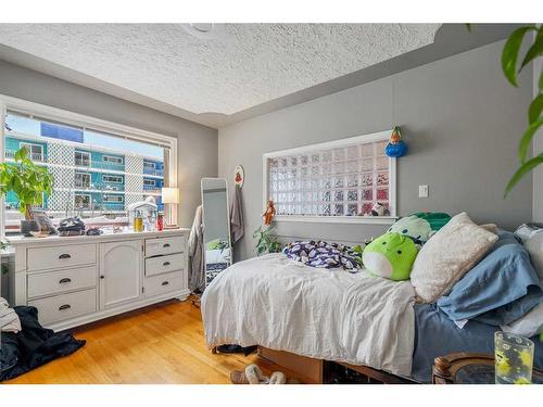 1003 Cameron Avenue Sw, Calgary, AB - Indoor Photo Showing Bedroom