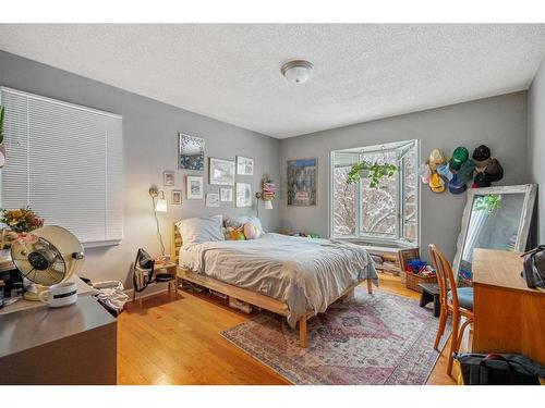 1003 Cameron Avenue Sw, Calgary, AB - Indoor Photo Showing Bedroom